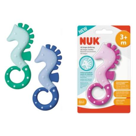 NUK Δακτύλιος Οδοντοφυΐας Ιππόκαμπος 3+ Μηνών NUK Δακτύλιος οδοντοφυΐας All Stages με διάφορους βαθμούς σκληρότητας, από 3 μηνών, 1 τεμάχιο. Ο ιδανικός σύντροφος σε όλα τα στάδια της οδοντοφυΐας Ο Δακτύλιος οδοντοφυΐας All Stages καταπραΰνει τους πόνους της οδοντοφυΐας. Το ιδιαίτερο χαρακτηριστικό αυτού του δακτυλίου οδοντοφυΐας είναι ότι διαθέτει απαλές και σκληρές επιφάνειες. Έτσι, λόγω της ποικιλίας των υφών και του μασάζ που χαρίζουν, καλύπτονται οι μεταβαλλόμενες ανάγκες του μωρού σας κατά το στάδιο της οδοντοφυΐας. Χάρη στο σχήμα του, φτάνει σε κάθε σημείο του στόματος, από τους κοπτήρες έως τους γομφίους. Επιπλέον, η ειδική υφή του χαρίζει ένα ευχάριστο μασάζ στα ούλα και στον ουρανίσκο. Χάρη στην ποικιλία εμπειριών που χαρίζει το κράτημα και το δάγκωμα του δακτυλίου, αποσπάται η προσοχή του μωρού σας από τους πόνους της οδοντοφυΐας και το μωρό ξαναβρίσκει το χαμόγελό του. Είναι εύκολος στο κράτημα, καθώς προσαρμόζεται στα παιδικά χεράκια. Απαλή και σκληρή υφή για τις μεταβαλλόμενες ανάγκες του μωρού σας κατά την οδοντοφυΐα, πολύπλευρη δράση μασάζ Το ειδικό σχήμα του φτάνει σε κάθε σημείο του στόματος Ευκολία στο κράτημα. Το διασκεδαστικό αλογάκι της θάλασσας σε χαριτωμένα χρώματα διεγείρει την προσοχή το μωρού σας και φροντίζει για τη διασκέδασή του Κατάλληλος για βρέφη από 3 μηνών, δεν περιέχει δισφαινόλη (BPA)